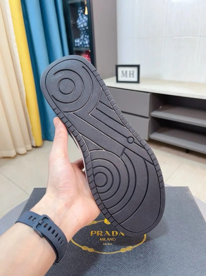 Men's shoes 💰420🌹🌹High-quality new Prada counters are launched simultaneously. The new men's shoes and 😘fabrics are selected from imported mesh and glue-spraying technology. Imported cowhide lining. 👍🏿High-end☄️Open-molded non-slip rubber outsole, exquisite lines, simple and elegant, comfortable and high-end for leisure travel. Code number: 38 to 44